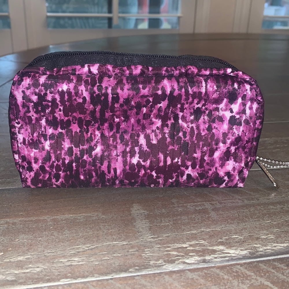 NWOT, Le Sportsac cosmetic/ multi use zip pouch .
